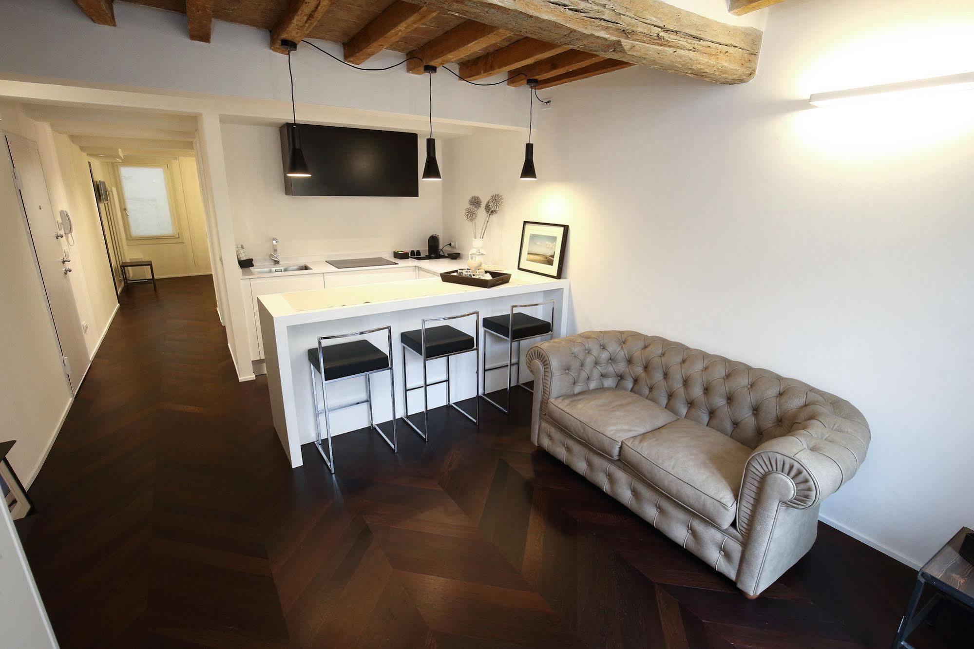 Emilia Suite Relax Модена Экстерьер фото